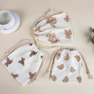 Serviette à bavoir pour bébé en coton pur imprimé à double couche avec cordon de serrage, serviette <span class=keywords><strong>apaisante</strong></span>, petit sac de rangement pour articles, sac à vêtements - Product Image 1