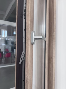 หน้าต่างบานสวิงอะลูมิเนียมอัลลอยด์ กระจกนิรภัย สแตนเลส ลายไม้ สำหรับห้องนอน ห้องครัว ดีไซน์ทันสมัย ได้รับการรับรองมาตรฐาน Energy Star - Product Image 2