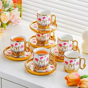 Ensemble tasse et soucoupe à café en céramique réutilisable, style minimaliste vintage, motif floral, avec bord et poignée dorés - Product Image 1