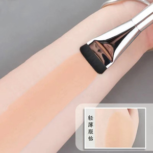 Brocha correctora de punta plana con mango metálico y cerdas sintéticas para la aplicación de maquillaje facial - Product Image 4
