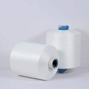 เส้นด้ายโพลีเอสเตอร์สีขาว 60 โคตา 100% เส้นใยโพลีเอสเตอร์ ความเหนียวสูง สำหรับงานถัก ปัก และงานอุตสาหกรรมผ้า - Product Image 1