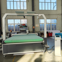 Découpeuse à plat à alimentation automatique pour le traitement des rouleaux de tapis