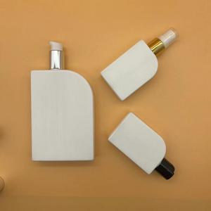 Offre Spéciale – Contenants Carrés Personnalisés en PEHD pour Cosmétiques et Soins de la Peau, Bouteilles de Shampooing en Plastique avec Pulvérisateur et Scellage Couleur Personnalisée - Product Image 2