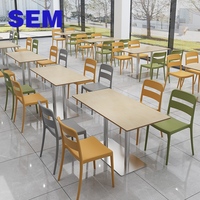 Ensemble de 4 chaises en PP et table en contreplaqué marin pour restaurant, école, hôtel, cantine, salle à manger