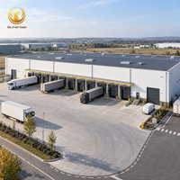 Entrepôt à structure métallique, bâtiment logistique préfabriqué, construction à grande portée avec cadre métallique et multiples quais de chargement