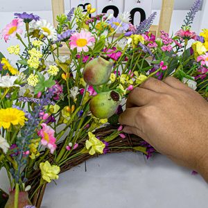 Nhân Tạo Mùa Xuân Vòng Hoa 22 Inch Mùa Hè Vòng Hoa Cho Cửa Trước Với Màu Xanh Lá Cây Bạch Đàn Lá Màu Hồng Daisy Hoa Oải Hương Mùa Xuân Cửa - Product Image 4