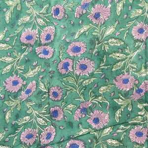 Tissu en coton imprimé floral de qualité supérieure |   Voile indien léger teint à la main |   Tissu pour Kurti et robe - Product Image 6
