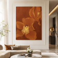 Peinture à l'huile de close-up d'orchidée, pétales de terre cuite et de sienne brûlée, fond crème labellum à effet flou, art sur toile peint à la main