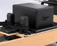 Reformer de Pilates Profesional de Madera de Arce con Torre de Cuerdas de Aluminio y Cama Central para Entrenamiento en Estudio