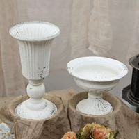 Jardinière en fer vieilli style vintage, pot de fleurs sur piédestal Shabby Chic, récipient floral en métal rétro pour centres de table de mariage et décoration intérieure