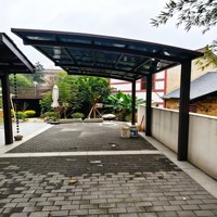 Kanopi Carport Aluminium Modern Satu Sisi Melengkung dengan Atap Logam untuk Parkir Atap Komersial, Villa, dan Halaman Terbuka