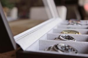 Caja de reloj de madera negra de lujo con pantalla de cuero PU de un solo nivel para estuches de regalo de viaje o joyería - Product Image 3