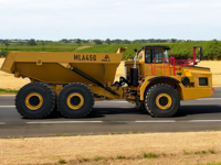 Le camion articulé Minle MLA45G est conçu pour transporter des matériaux en vrac sur des chantiers accidentés et non pavés