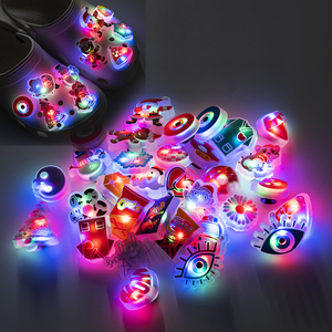 Venta al por mayor de fábrica PVC DIY <span class=keywords><strong>Animal</strong></span> y letras de juego luminosas luces LED personalizado Halloween deportes zapato encantos para niños - Product Image 1
