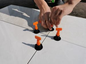 Niveau de pose de carrelage en plastique de haute qualité, design moderne, système Aguja T, vente directe d'usine pour carrelage de haute qualité - Product Image 4