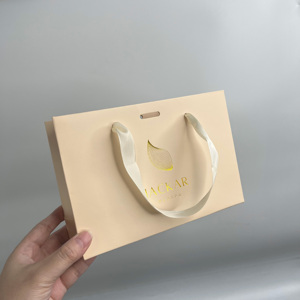 Sacs cadeaux de luxe couleur pêche avec estampage à chaud doré - Sacs shopping en satin avec nœud pour produits de soin et cosmétiques - Product Image 5