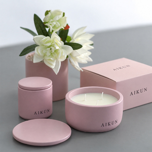 เทียนหอมในโถเซรามิกทรงกลมสีชมพูน้ำตาล ยี่ห้อ Aikun ผิวเรียบเนียน พร้อมฝาปิด  โลโก้แบบนูนตามสั่ง และกล่องของขวัญแบบ OEM สำหรับการสั่งซื้อจำนวนมาก - Product Image 2