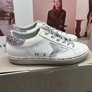 Zapatillas deportivas clásicas con estrellas doradas de lentejuelas y detalles plateados, de cuero de vaca de alta calidad, con suela invisible, para primavera e invierno. - Product Image 1