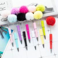 Stylos personnalisés en plastique durable avec impression UV et pompon en peluche – Stylo bille à encre noire mignon pour le bureau, l'école et les cadeaux promotionnels