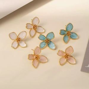 Nueva innovación para mujeres y niñas, pendientes de tuerca de flor de Camelia con aguja de plata, aleación de Zinc chapada <span class=keywords><strong>en</strong></span> oro, diseño de goteo de aceite Irregular - Product Image 4