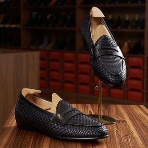 Nouvelles Chaussures Homme BaiHu A129 Faites à la Main, Grandes Tailles, pour Bureau et Carrière, Respirantes, Perforées, Antidérapantes, Légères, à Bout Renforcé - Product Image 3