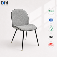 Chaise de salle à manger en tissu DM Wholesale avec assise rembourrée, dossier incurvé et structure métallique pour café, hôtel, restaurant