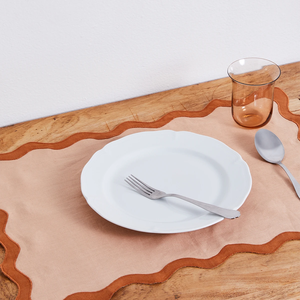 Grandes sets de table en lin brodés festonnés pour les organisateurs de conférences avec bordure contrastée pour le service de traiteur - Product Image 1