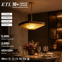 Lustre LED moderne doré, suspension télécommandée, intensité variable, construction métal et tissu, température de couleur 3000-6000K pour maison et hôtel