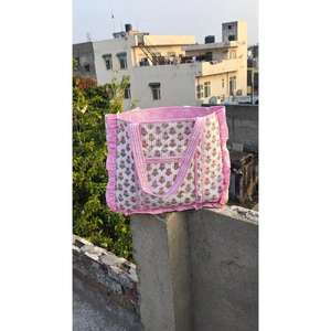 Bolsa de Lona Acolchada de Algodón Hecha a Mano, Interior Espacioso y Ligero, Diseño Duradero con Estampado Tradicional, Ideal para Viajar - Product Image 1