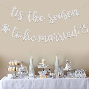 Striscione a Tema Invernale 'È la Stagione per Essere Sposi' con Fiocchi di Neve per Addobbi e Decorazioni per Feste Nuziali, Matrimoni e Fidanzamenti - Product Image 1