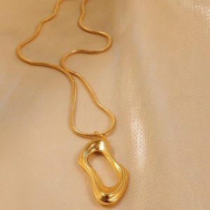 Collier hypoallergénique personnalisé en acier inoxydable plaqué or, forme géométrique tendance pour femme - Product Image 3