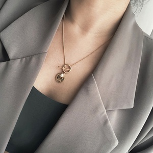 Collier de haute qualité en acier inoxydable avec fermoir OT, chaîne gourmette, perles et pendentif pièce d'or - Product Image 2