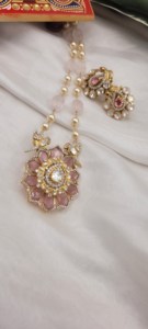Conjunto de joyería de la mejor colección, collar tradicional chapado en oro con piedras rosas y cuentas blancas, estilo Rani Haar. - Product Image 3