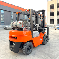 Chariot élévateur GPL de 3 tonnes TORTAI avec mât à trois étages et transmission automatique pour les applications de chargement de conteneurs portuaires