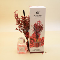 Diffuseur de liquide de couleur claire en relief carré de 50ml à prix bon marché avec bâton de fibre écologique de fleurs séchées