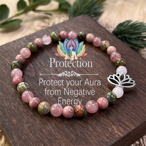 Bracelet en pierre de quartz rose et de rhodonite de 6 mm fait à la main avec un charme en forme de fleur de lotus, cadeau pour femmes - Product Image 1