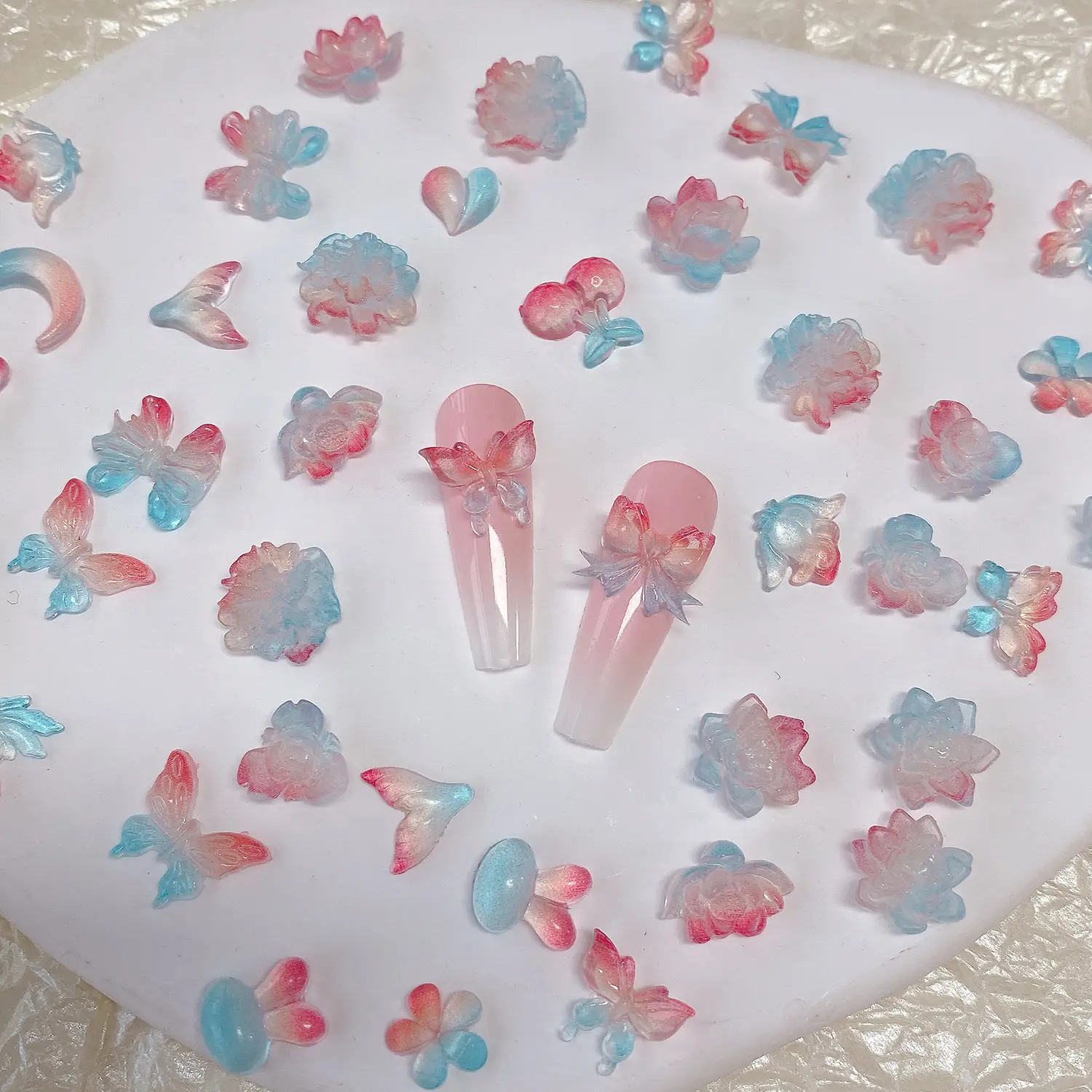 20 pçs/saco Nail Art Borboleta Coelho Dos Desenhos Animados Luminosas Decorações Para Nail Salon Suprimentos Acessórios Kawaii Resina Unhas Encantos