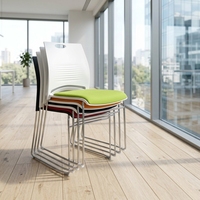 Chaise de réunion de bureau empilable moderne avec base chromée et assise en plastique rembourrée, idéale pour les visiteurs, les salles de conférence, les hôtels et les salles de formation.