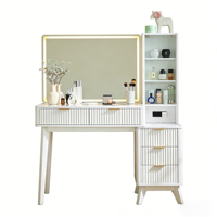 Coiffeuse en bois blanc avec miroir LED, station de charge et meuble de rangement latéral, poignées dorées, style moderne, pour hôtel