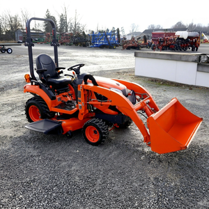 Tractor Kubota con Cargador Frontal Naranja 4x4 para Jardín Multifuncional - Product Image 1