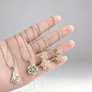 สร้อยคอจี้เพชร CZ ชุบทอง 18K สุดหรูสำหรับผู้หญิง ประดับด้วยดอกไม้เซอร์คอนสีเขียว รูปทรงดอกคามิลเลียแบบโปร่ง ขายส่ง - Product Image 4