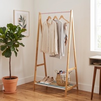 Porte-vêtements en bambou en forme de A avec barre de suspension aux accents pastel et étagère à chaussures à lattes multicolores pour chambres d'enfants