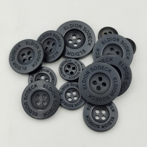 Nhà Máy Trực Tiếp Kích Thước Khác Nhau Thiết Kế Nhựa Nhựa Màu Đen 4 Lỗ Vòng Khắc Biểu Tượng Quần Áo Áo Len Nút - Product Image 6