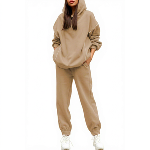 Ensemble jogging femme personnalisé avec logo, haut court d'hiver et short, 100% polaire - Product Image 1
