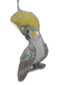 Ornement de Noël artisanal en velours de luxe, en forme d'oiseau rouge à poitrine rouge, orné de perles et de broderies Zari, avec paillettes et perles. - Product Image 4