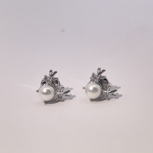 Boucles d'oreilles clous en laiton plaqué or classique Tianyu Gems avec perle d'imitation pour femmes, style classique et simple - Product Image 1