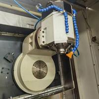Centre d'usinage CNC 5 axes d'occasion W-428P de fabrication suisse pour pièces aérospatiales, en titane et médicales – Centre de fraisage de seconde main