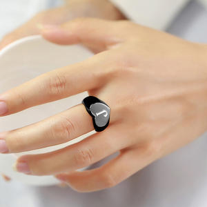 Anillo de Dedo en Forma de Corazón de Acero Inoxidable Negro con 26 Letras y Acabado Mate Simple - Product Image 2