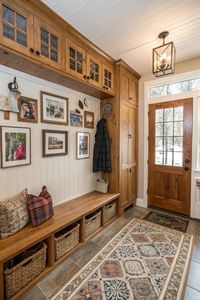 Système d'armoires d'entrée en bois massif Vermonhouzz Custom Farmhouse avec paniers en fil métallique et bancs pour hôtel - Product Image 5