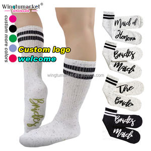 Vente en gros de <span class=keywords><strong>bas</strong></span> de fête pour mariée chaussette de mariage en coton doux lettres de demoiselle d'honneur noir <span class=keywords><strong>blanc</strong></span> chaussettes de demoiselle d'honneur pour femmes - Product Image 1